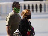Habitantes de Nuevo León refuerzan medidas sanitarias con el uso de cubrebocas.