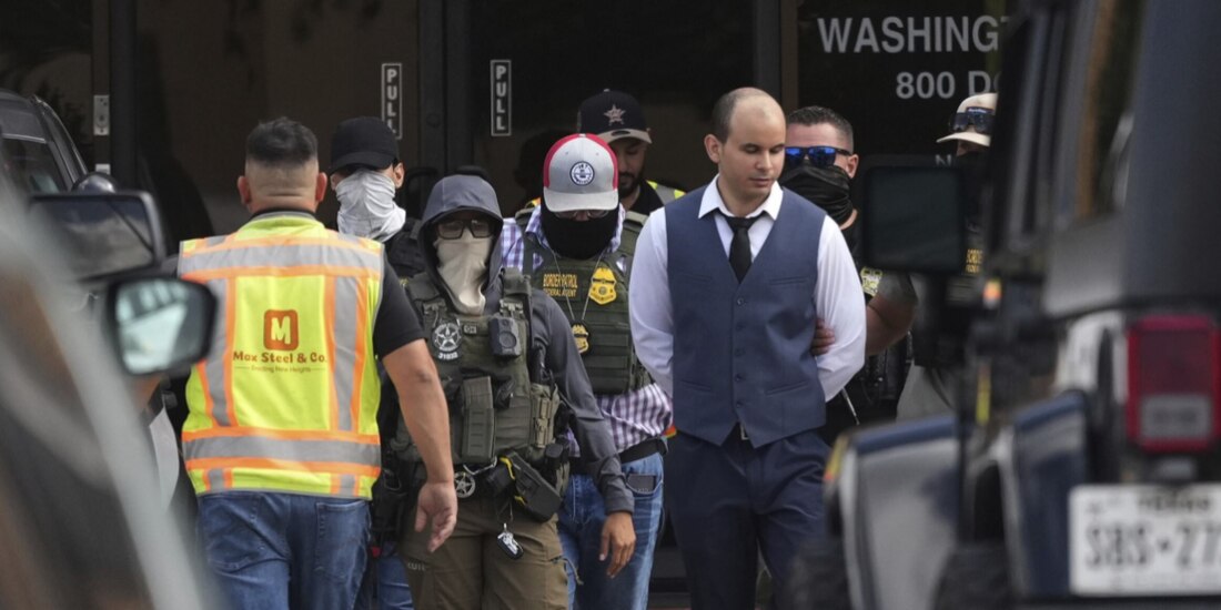 Captura de un médico cubano afuera de un tribunal en Texas.