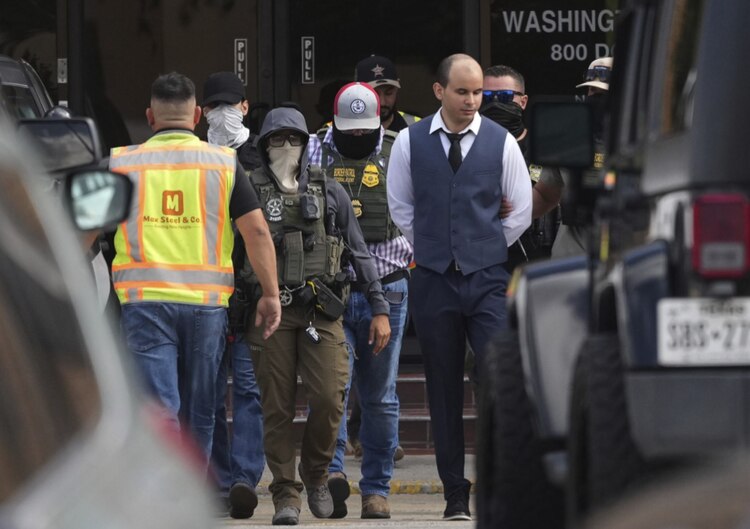 Captura de un médico cubano afuera de un tribunal en Texas.
