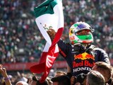 Checo Pérez celebra con la afición su tercer lugar en el GP de la CDMX de F1, el pasado 7 de noviembre.