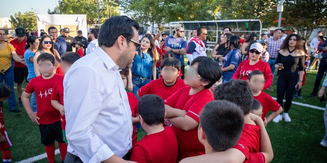 Niñas y niños del equipo "Fortaleza" celebran la entrega de infraestructura deportiva que beneficiará los entrenamientos y torneos locales en Culiacán.
