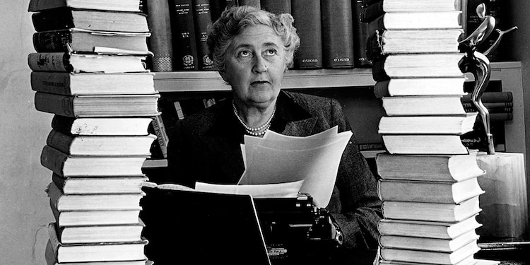 Su formación como enfermera le dio un conocimiento experto sobre venenos, el arma letal favorita en sus obras.