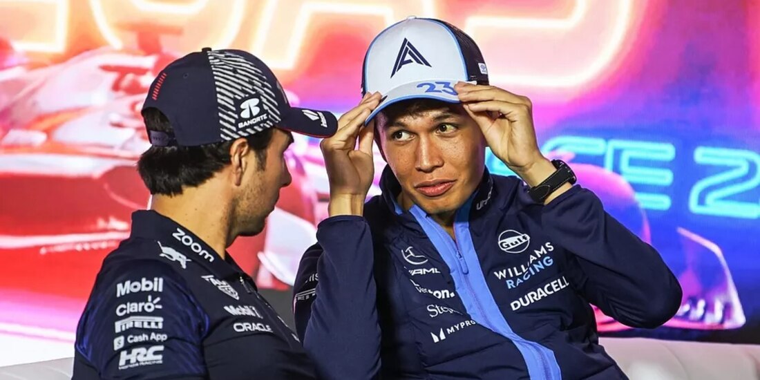 Checo Pérez y Alex Albon en una conferencia de prensa de la F1.