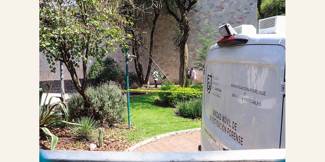Peritos, ayer, en el lugar donde Esteban Alvarado realizaba sus labores.