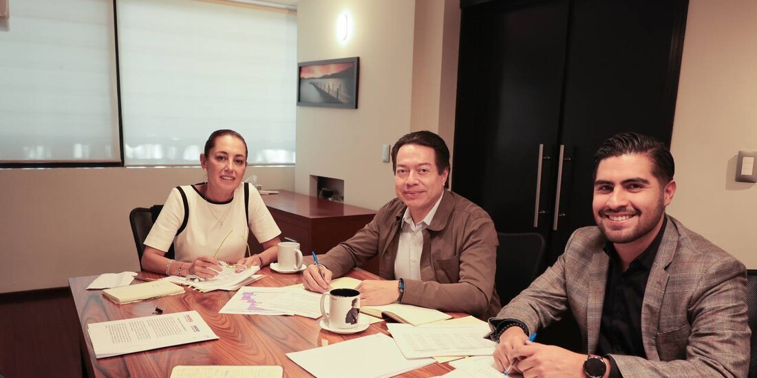 La líder de los Comités de la Transformación en un encuentro con el dirigente de Morena (centro) y el representante del partido ante el INE, ayer.