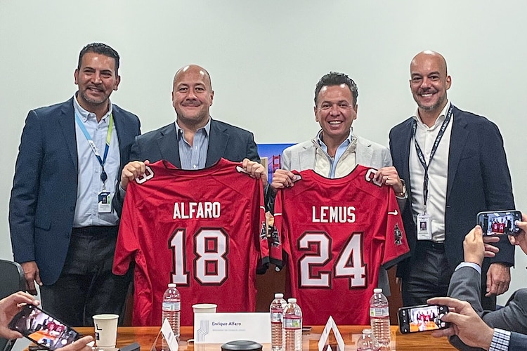 En la imagen, el gobernador electo de Jalisco, Pablo Lemus (derecha), y el gobernador Enrique Alfaro (izquierda). Foto: Especial