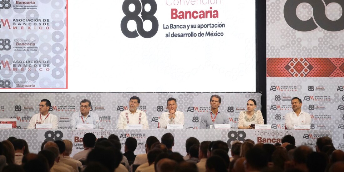 Pablo Lemus participa en la 88ª Convención Bancaria en Nayarit.
