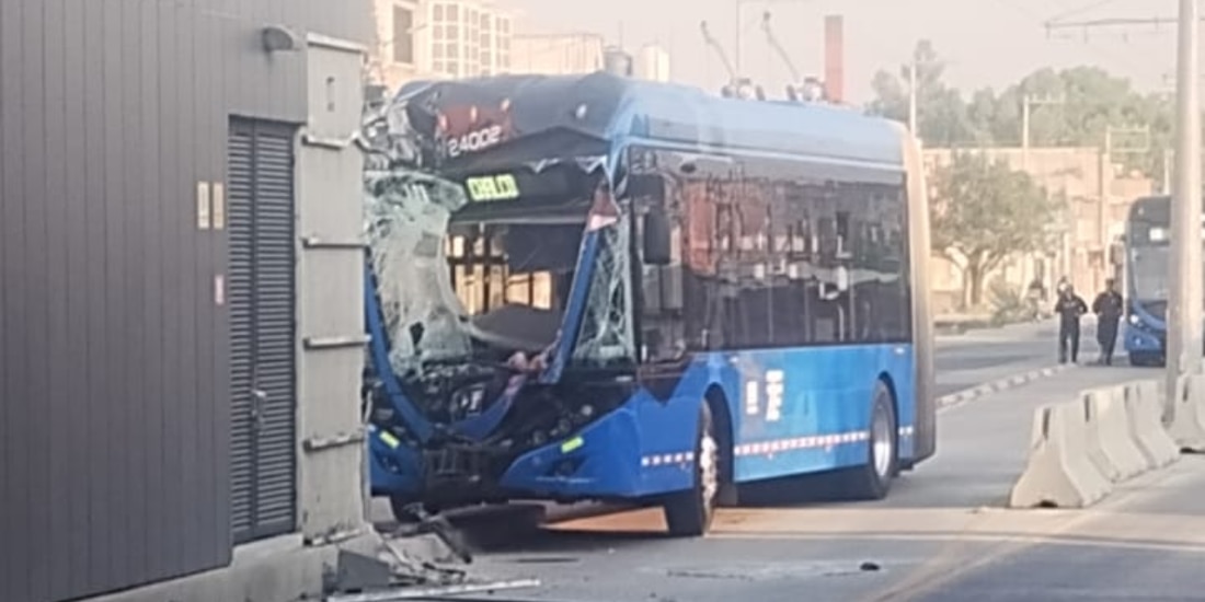 Unidad de trolebús choca contra estación en Chalco
