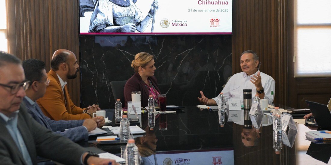 Maru Campos sostiene reunión de trabajo con el director general del Infonavit.