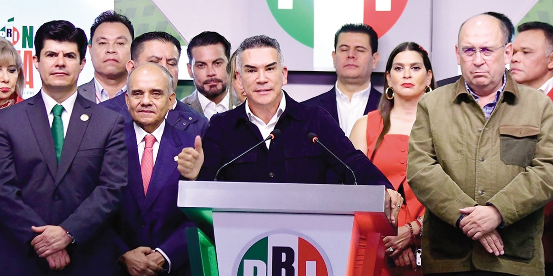 El dirigente tricolor y los integrantes de las bancadas legislativas, ayer, en conferencia de prensa.