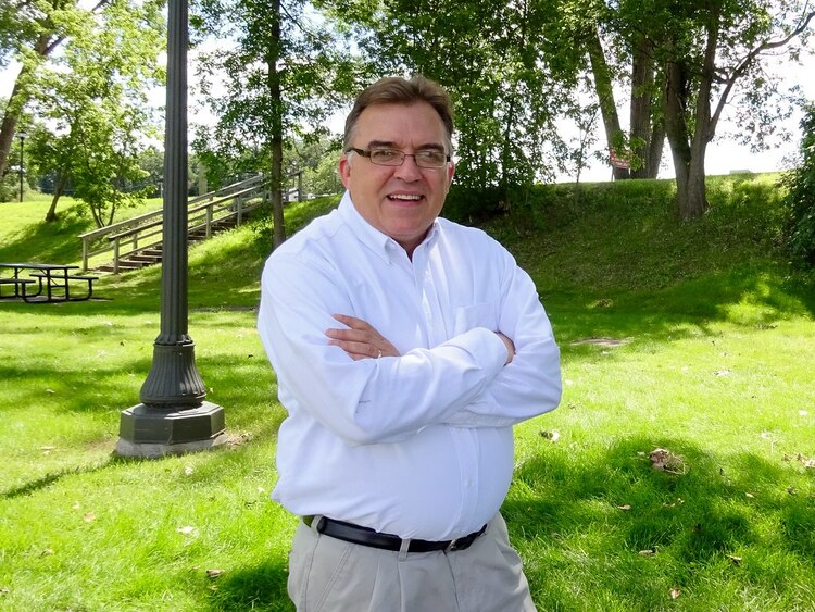 El senador John Hoffman.