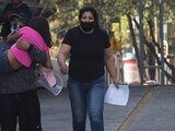 Un hombre traslada a una jovencita al área de urgencias del Hospital de los Venados IMSS.