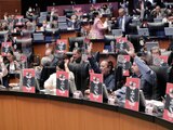 Senadores votan, ayer, la reforma a la ley.