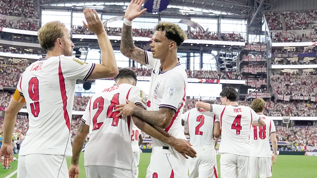 Kane festeja con sus compañeros, el 17 de junio