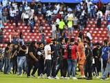 Aficionados durante la pelea campal en el Estadio Corregidora en el duelo de la Fecha 9 de la Liga MX entre Querétaro y Atlas.