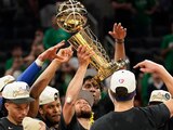 Jugadores de los Warriors celebran con el título, ayer, en Boston.