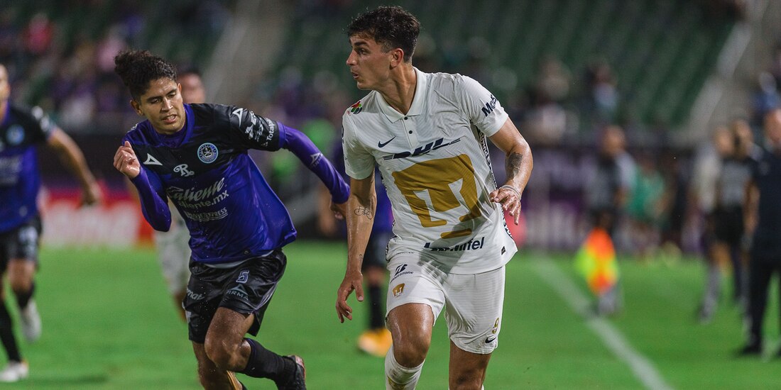 Carlos Vargas, defensa del Mazatlán FC, persigue a Juan Dinenno, delantero de Pumas.