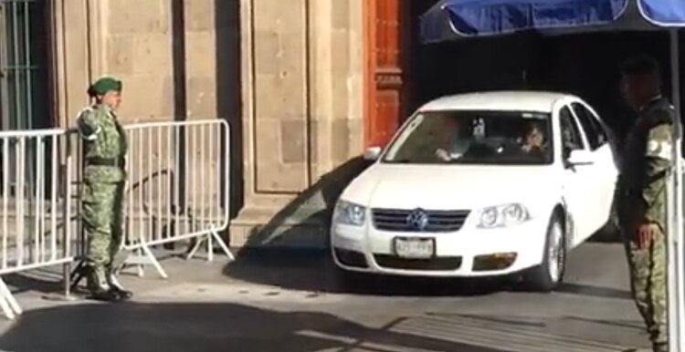 AMLO sale de Palacio Nacional.