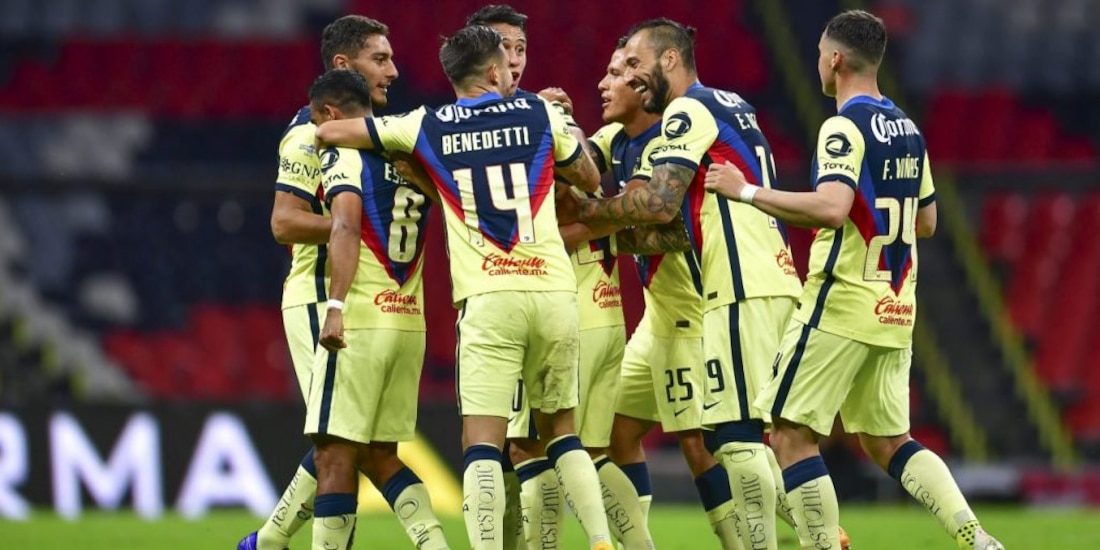 Jugadores del América celebran una anotación en la Liga MX