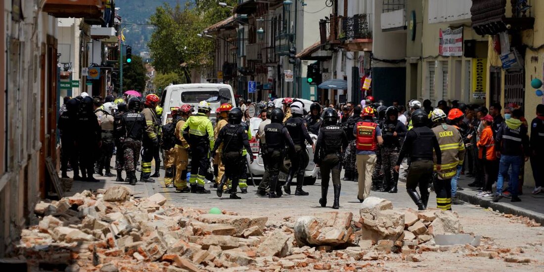 Equipos de rescate atienden a víctimas del sismo en Ecuador.