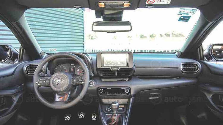 Insertos en aluminio y acabados en piel en el volante.