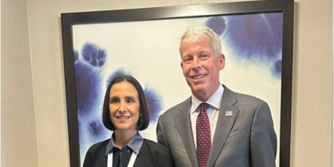 Luz Elena González Escobar y Christopher Wright en la imagen.