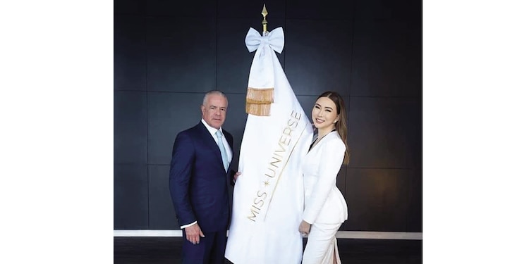 Anne Jakrajutatip y Rocha Cantú en el anuncio de la compra de acciones de Miss Universo, el 24 de enero 2024.