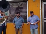 Con música de banda y una sonrisa de oreja a oreja, un hombre de Coahuila celebró su divorcio a las afueras de un Registro Civil