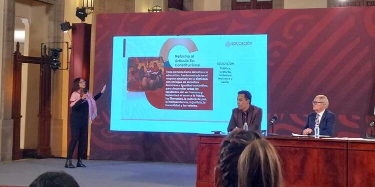 Leticia Ramírez encabeza conferencia por nuevos libros de texto