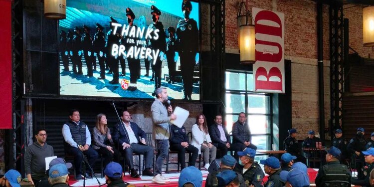 La alcaldía Miguel Hidalgo y el restaurante Pinche Gringo se unieron para agradecer la labor de la Policía Auxiliar al coadyuvar para que esta demarcación sea ahora la tercera más segura de toda la Ciudad de México.