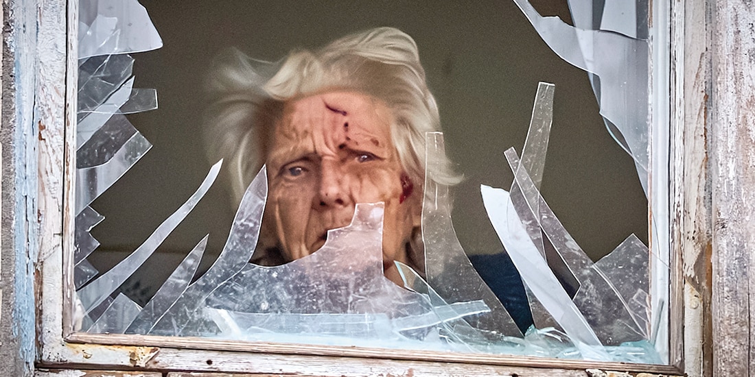 Una anciana mira por su ventana, mientras un dron ruso ataca su edificio, el 23 de diciembre.