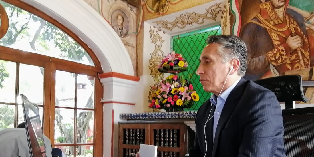 Manuel Negrete, alcalde de Coyoacán, en mesa de trabajo con legisladores del Congreso capitalino, ayer.