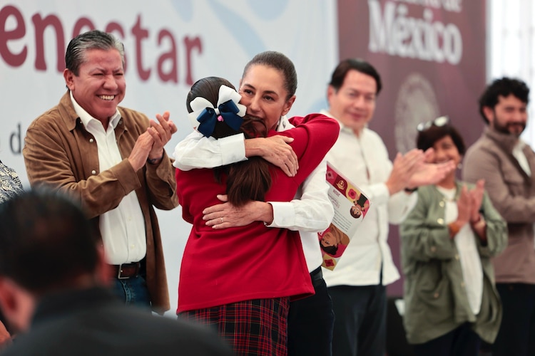 Estudiantes zacatecanos reciben apoyos económicos como parte del programa de fortalecimiento a la educación pública.