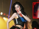 Se le rompe el corset a Kenia Os en pleno concierto