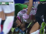 Katia Estrada yace tendida en el césped justo después de su lesión en el duelo entre Santos y FC Juárez en la Liga MX Femenil.