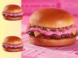 La Pink Burger tiene doble carne, papas y un aderezo rosado.