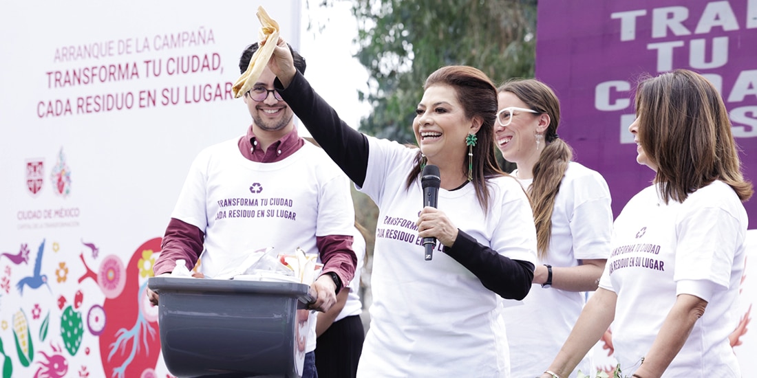 Clara Brugada al mostrar la nueva separación de residuos, ayer.