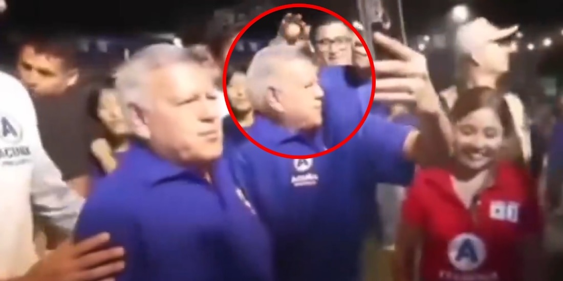 Joven le revienta un huevo en la cabeza a César Acuña, candidato presidencial en Perú.