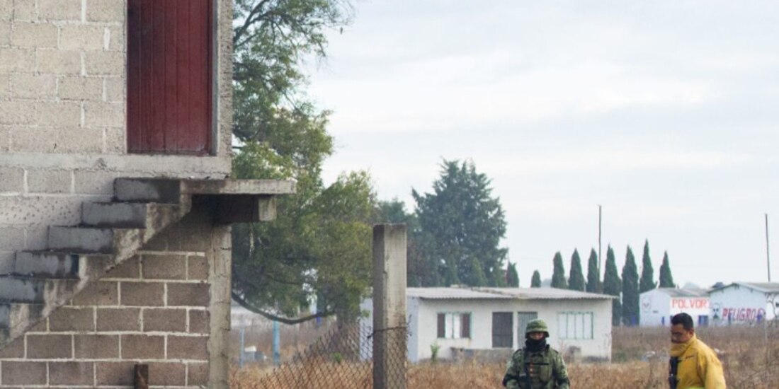 Personal de Protección Civil revisa un inmueble en donde se reportó una explosión de pirotecnia.