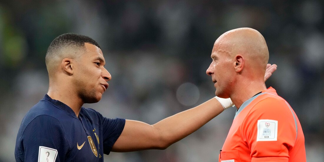Kylian Mbappe y el árbitro Szymon Marciniak, en la final del Mundial Qatar 2022.