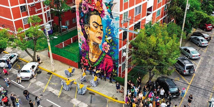 El alcalde Janecarlo Lozano, ayer, al dar a los habitantes del lugar el espacio rehabilitado que cuenta con grandes murales.