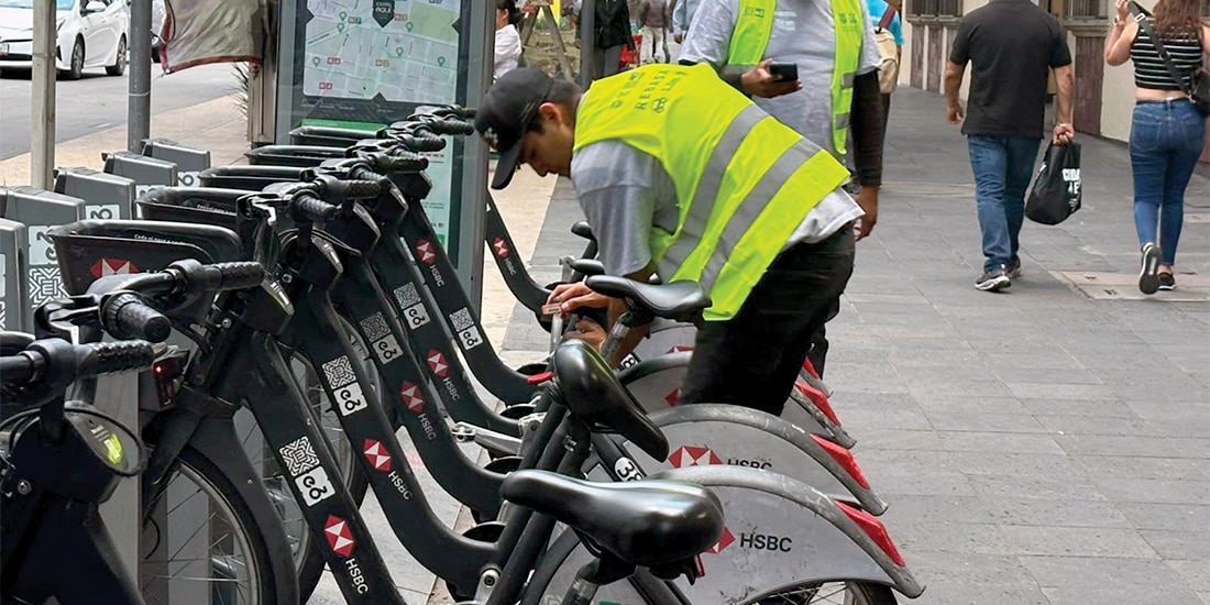 TRABAJADORES revisan una ecobici con fallas, ayer, en Avenida Juárez.