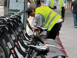 TRABAJADORES revisan una ecobici con fallas, ayer, en Avenida Juárez.
