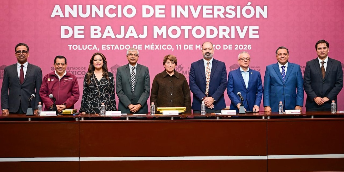 Al centro, la gobernadora del Estado de México, Delfina Gómez.