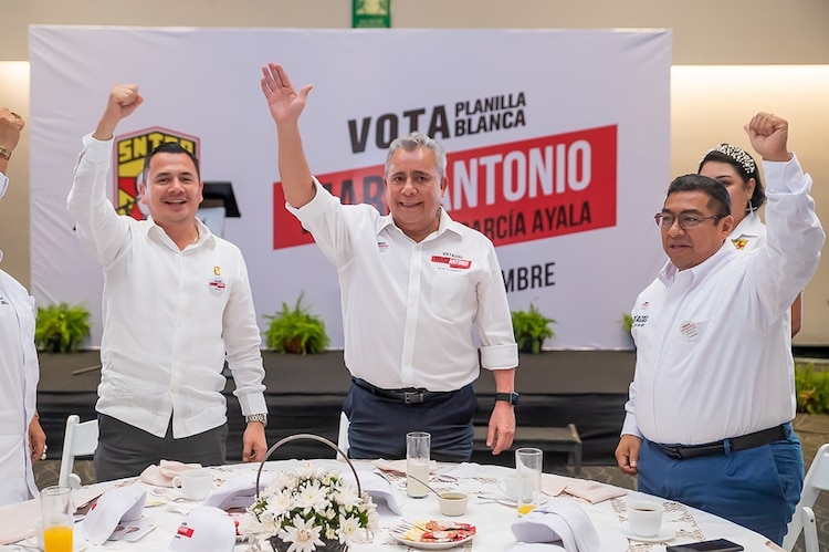 El dirigente de la FSTSE, Marco Antonio García Ayala (centro), informó el acuerdo con el Gobierno Federal para mejorar ingresos de burócratas.