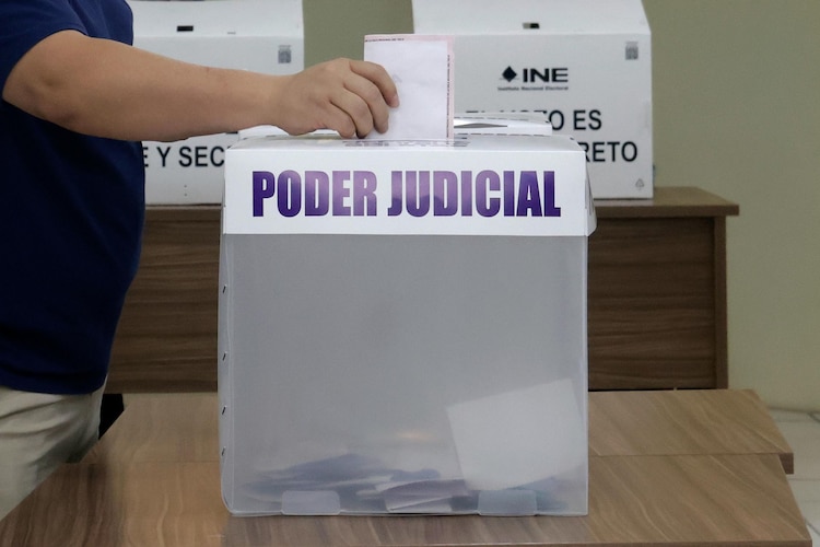 Imágenes en redes sociales revelan posibles prácticas de coacción del voto con “acordeones”.