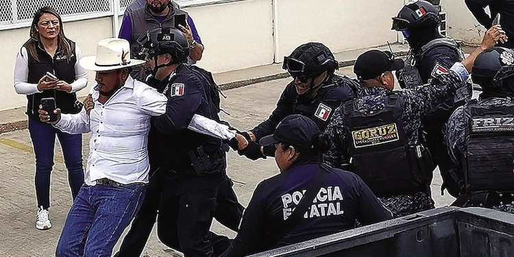 ASPECTOS de detenciones el sábado, en una protesta de productores de frijol.