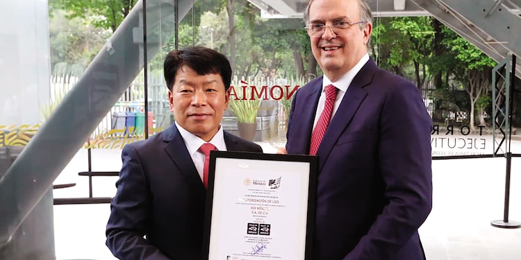 Andy Kim, CEO de Kia y Marcelo Ebrard, titular de la SE, en la entrega del sello Hecho en México, ayer.
