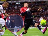 Aficionado se mete a la cancha a festejar el gol de Chivas y la seguridad ni en cuenta.