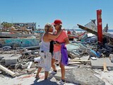 Damnificados en la isla de Fort Myers Beach, Florida, ayer.